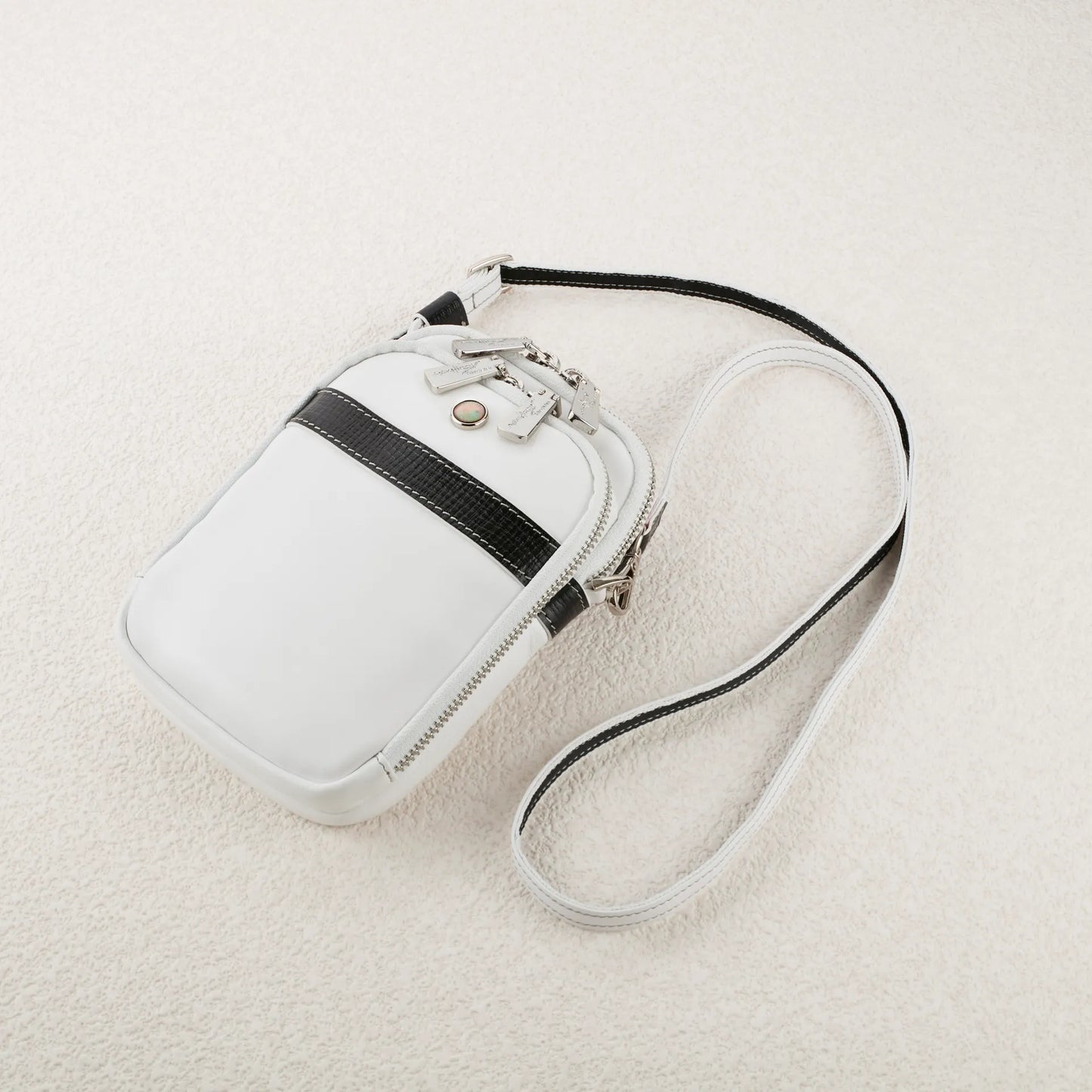 アトリエヒロ シェル 黒蝶貝ボタン スマホポーチ /縦型ミニショルダーバック